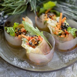 Спринг Ролл с овощами в рисовой бумаге и бальзамическим соусом
