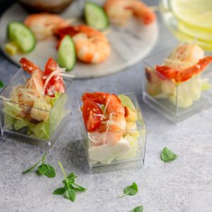 Цезарь с креветкой в шоте