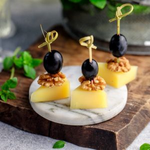 Грана падано с виноградом и грецким орехом