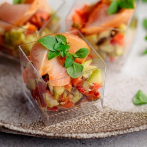 Маринованая копченая куриная грудка с овощынм тартаром в шоте
