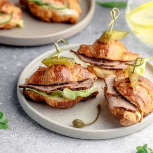 Мини-круассан с говядиной BBQ