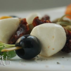 Канапе Милано (моцарелла, маслины и вяленый томат)