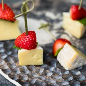 Камамбер с клубникой и мятой
