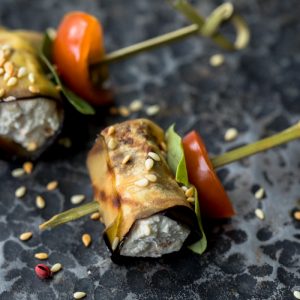 Классические рулетики из баклажана с сыром, чесноком и орехами