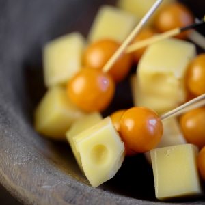 Сыр маасдам на шпажке с физалисом