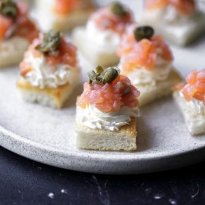 Тартар из семги с сливочным сыром и каперсами