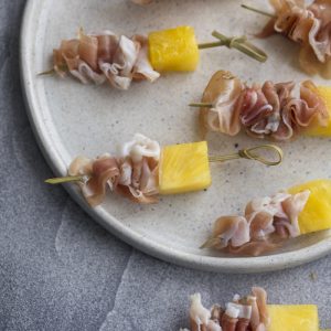 Прошутто с ананасом