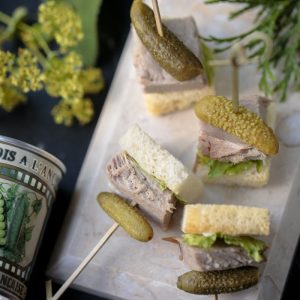 Брускетта с бужениной и корнишонами