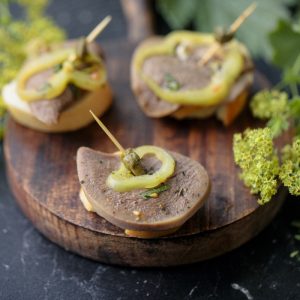 Брускетта с языком и каперсами