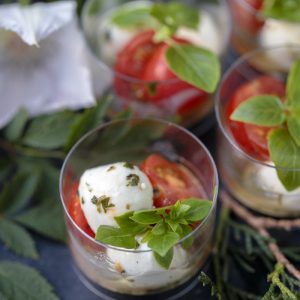 Классический капрезе с соусом песто