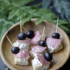 Cалями с маслинами на шпажке