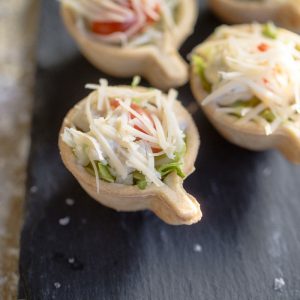 Салат "Цезарь" с курицей в тарталетке