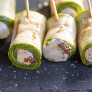 Виточки из кабачков с творожным сыром и томатами