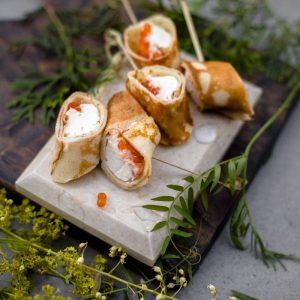 Блинчики с красной икрой и сливочным сыром