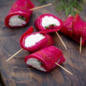 Свекольный блинчик со шпинатом и творожным кремом